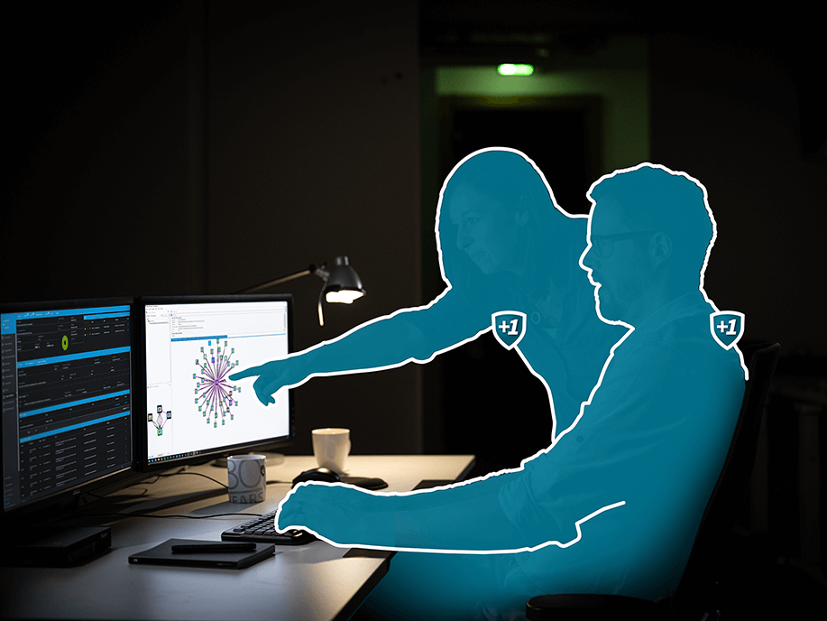 Ein SOC Service überwacht rund um die Uhr das Netzwerk des Kunden auf Cyberangriffe. Fachleute eines SOC Service analysieren nachts einen Cyberangriff.