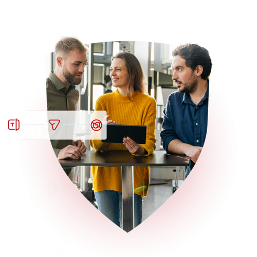 Drei Personen besprechen, was sie auf einem Tablet sehen