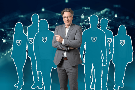 Kunde mit seinen neuen Teammitgliedern des SOC Service