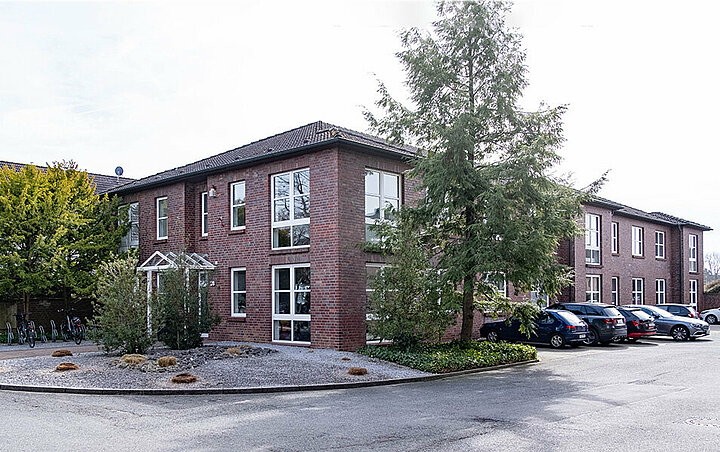 In dem fast 1000 m² großen freistehenden Gebäude befinden sich 24 voll eingerichtete, helle Büros. Außenansicht des vermieteten Gebäudes