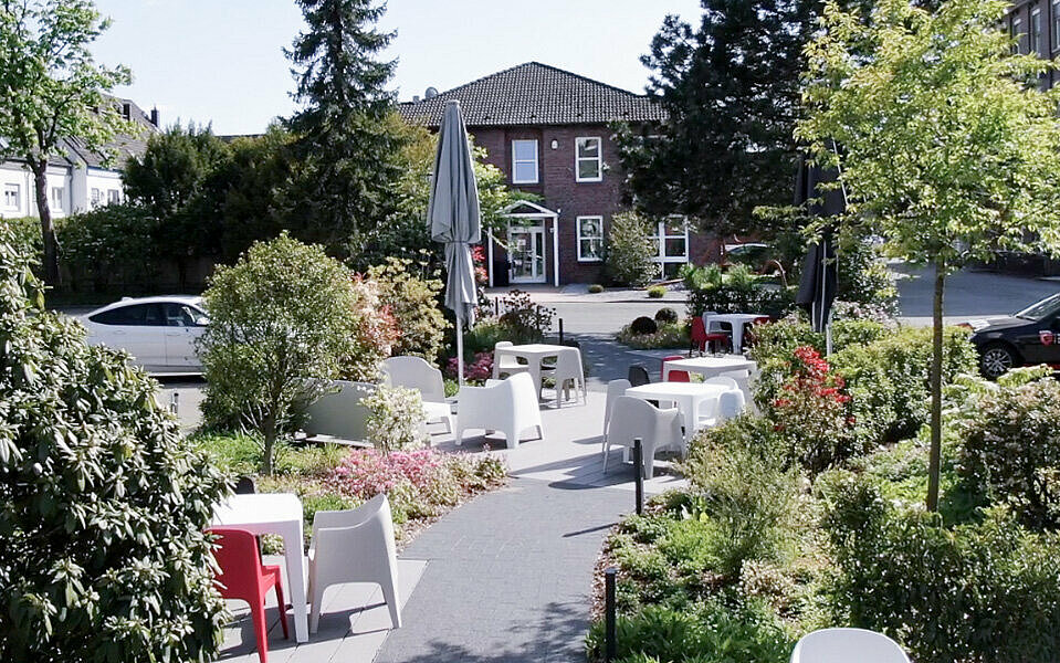 Die Chill-Out-Zone direkt vor dem Gebäude lädt zum Austausch mit anderen Teams ein. Gartenterrassen vor dem Gebäude